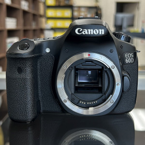 Pre-Owned Canon EOS 60D DSLR Camera with EF-S 18-200mm f/3.5-5.6 IS Lens