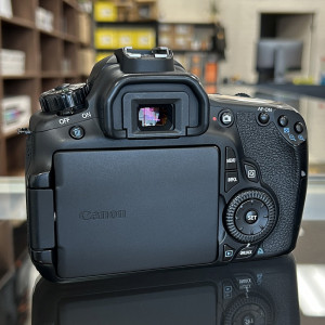 Pre-Owned Canon EOS 60D DSLR Camera with EF-S 18-200mm f/3.5-5.6 IS Lens