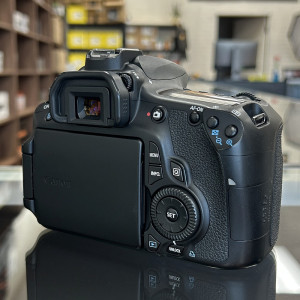 Pre-Owned Canon EOS 60D DSLR Camera with EF-S 18-200mm f/3.5-5.6 IS Lens