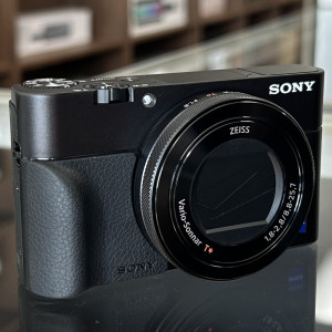 Used Sony DSC-RX100 V Digital Camera
