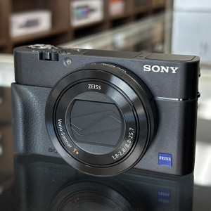 Used Sony DSC-RX100 V Digital Camera